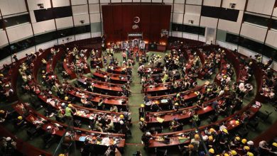 Hong Kong yönetiminden Meclisi basan protestoculara kınama