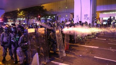 Hong Kong’da sokaklar karıştı