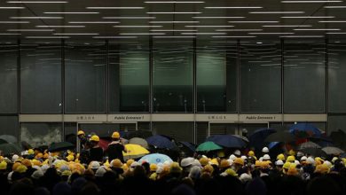 Hong Kong’ta protestocular meclisi bastı